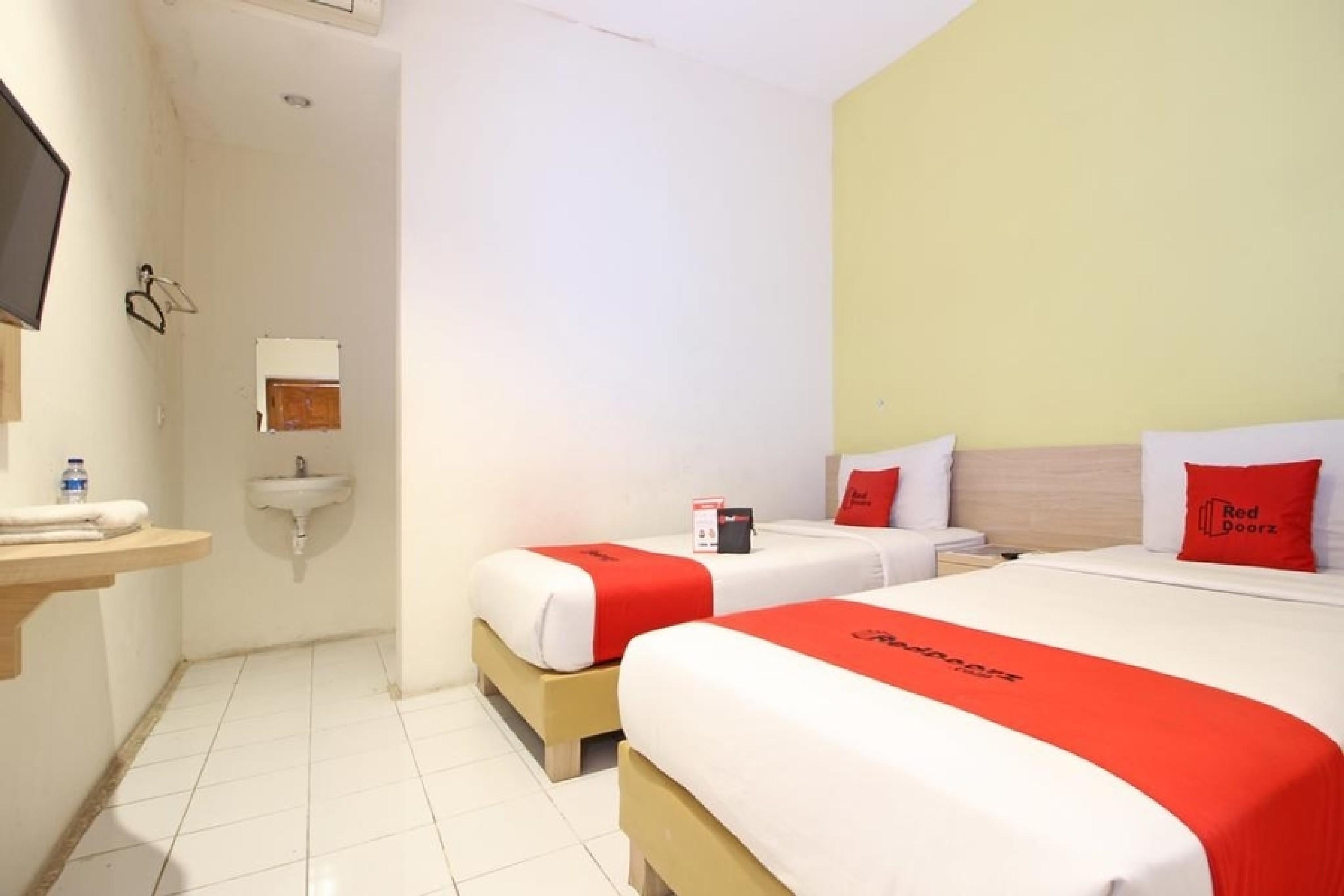 RedDoorz Plus @ Slamet Riyadi Solo Exterior foto