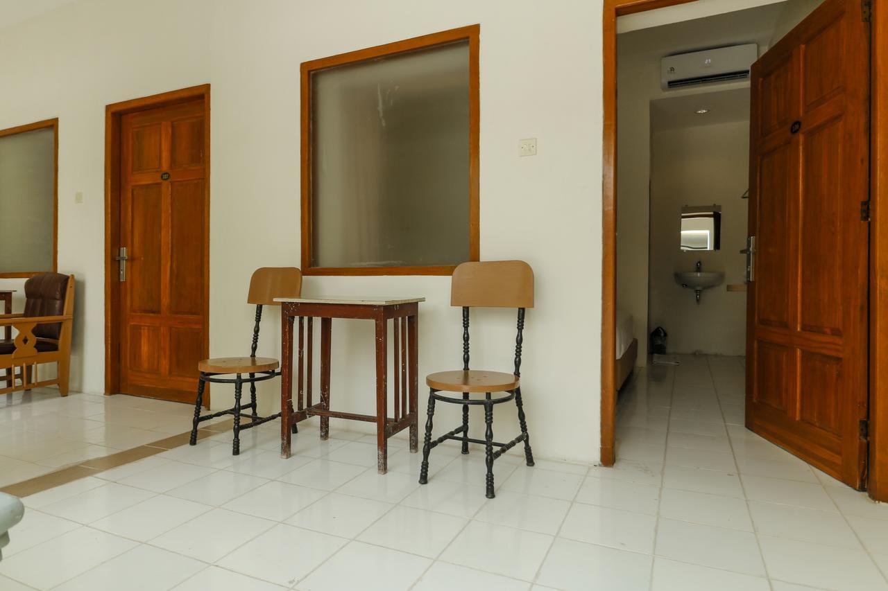 RedDoorz Plus @ Slamet Riyadi Solo Exterior foto