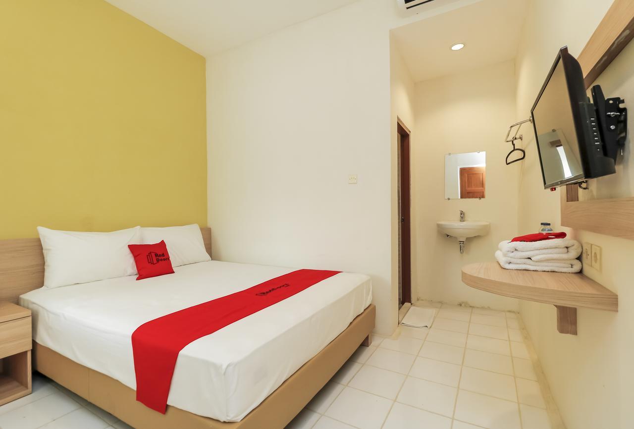 RedDoorz Plus @ Slamet Riyadi Solo Exterior foto