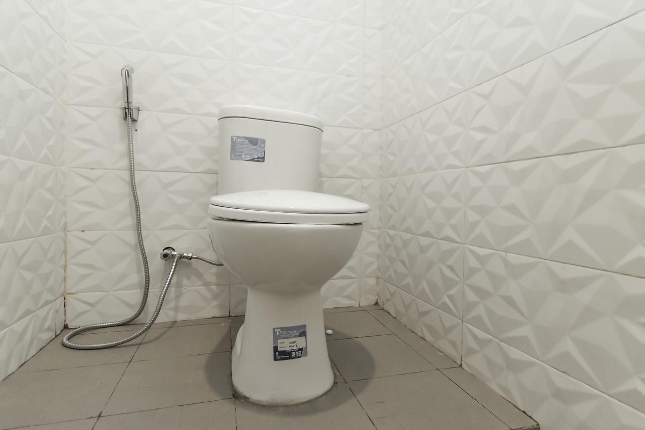 RedDoorz Plus @ Slamet Riyadi Solo Exterior foto