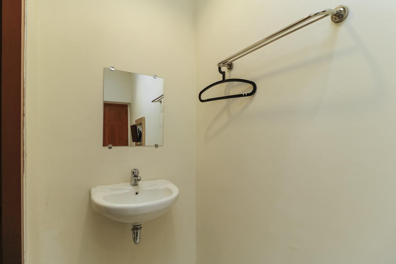 RedDoorz Plus @ Slamet Riyadi Solo Exterior foto