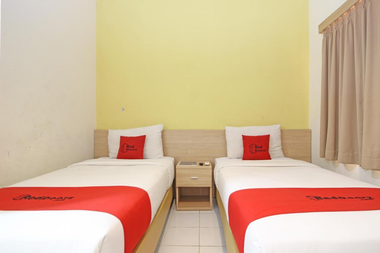RedDoorz Plus @ Slamet Riyadi Solo Exterior foto